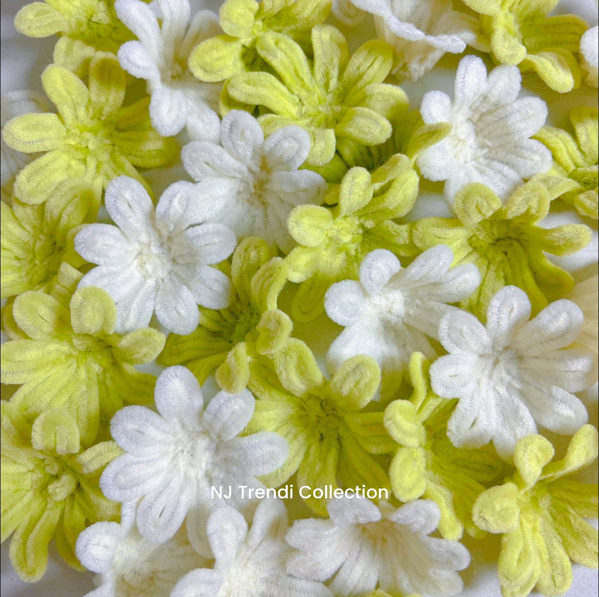 25pcs Fuzzy Daisy Flower | Handmade with Love (Copy)